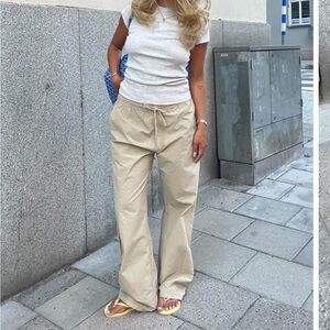 Djerf Avenue Sporty  Cargo Pants in Tan